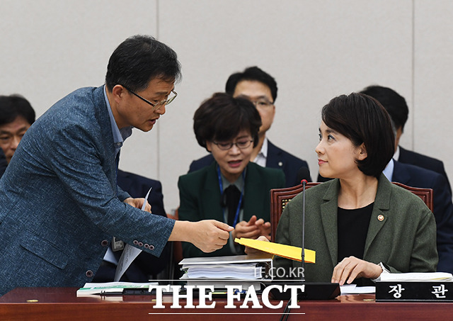 국감 준비하는 유은혜 교육부 장관(오른쪽)