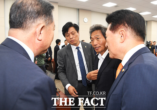 질의 순서 조정을 요청하는 이학재 자유한국당 의원(왼쪽 세번째)