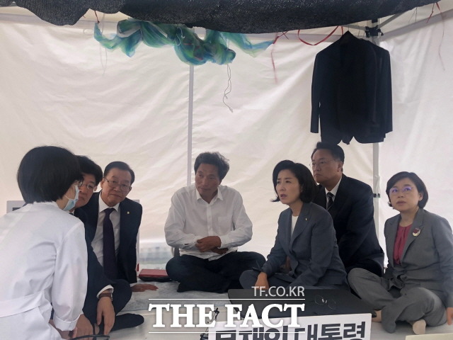 27일 이 의원의 병원 검진을 권유하는 나경원 원내대표와 한국당 의원들.