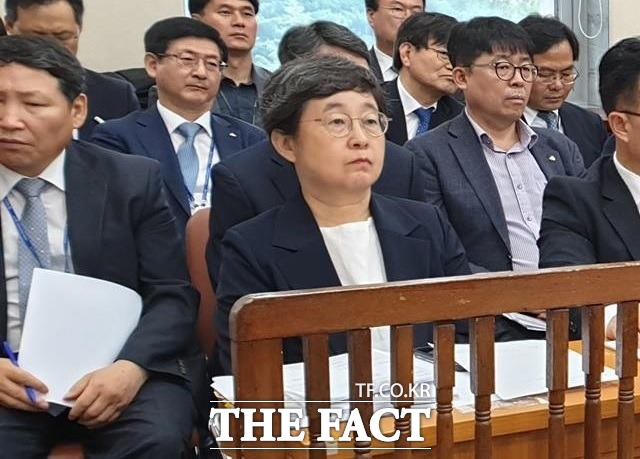 문재인 대통령 개별 기록관 건립 문제가 쟁점으로 떠올랐다. 사진은 이소연(가운데) 국가기록원장. /국회=이원석 기자