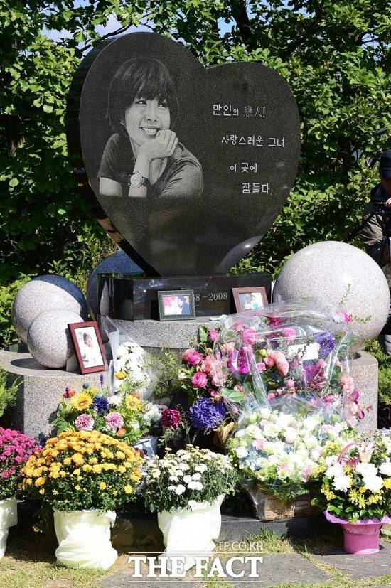 故 최진실의 11주기 추도 예배가 열렸다. 사진은 지난 해 10월 2일 진행된 최진실 10주기 추도식 당시 모습. /남용희 기자