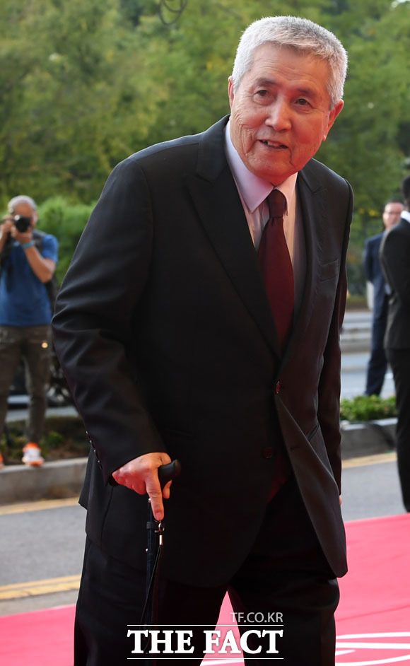 임권택 감독이 3일 오후 부산 해운대구 영화의전당에서 열린 제24회 부산국제영화제 개막식에 참석해 레드카펫을 밟고 있다./부산=남윤호 기자