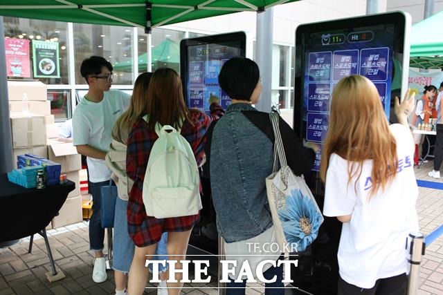 2019 스포츠토토 캠퍼스 건전화 캠페인 현장에서 학생들이 뜨거운 관심을 보이고 있다./케이토토 제공