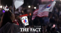 [TF사진관] '문 정부·조국 규탄'…광장으로 나온 시민들