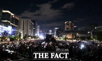 [TF포토] 밤까지 이어지는 ‘문재인·조국 퇴진’ 대규모 집회
