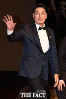 [TF포토] 조진웅, '세월호 리본 달고 레드카펫'