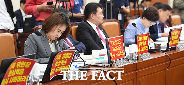 4일 오전 서울 여의도 국회에서 과학기술정보방송통신위원회의 방송통신위원회 등에 대한 국정감사가 열린 가운데, 자유한국당 소속 의원들이 한상혁 방송통신위원회 위원장의 사퇴를 촉구하는 피켓을 내건 채 국감에 임하고 있다. /국회=이새롬 기자