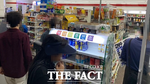 지난 3일 서울 광화문광장에서 열린 대규모 집회로 인근 편의점이 호황을 이뤘다. /이민주 기자