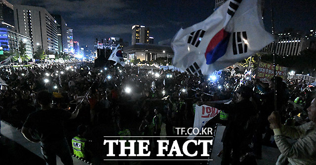 조국 법무부 장관을 둘러싸고 보수와 진보진영 양측이 장외 세 대결을 벌이고 있다. 두 쪽으로 갈라진 민심이 반목의 대결을 해소하는 게 시급해 보인다. 3일 서울 도심에서 조 장관의 사퇴를 촉구하는 시민들. /이효균 기자