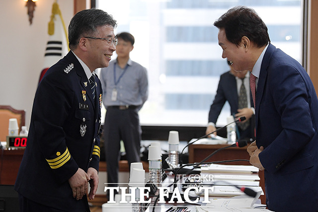 의원들과 인사하는 민갑룡 경찰청장(왼쪽)