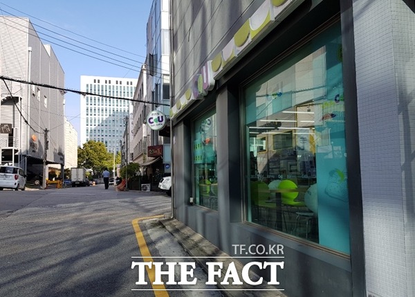 4일 서울중앙지검 인근 편의점주는 전반적으로 발주량을 늘렸다. 특히 생수를 가장 많이 발주했다고 말했다. /이민주 기자