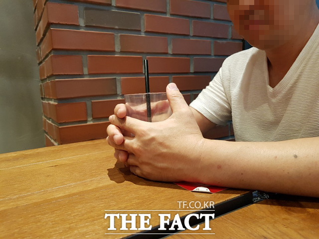 두 아들이 초등학생이었을 때 2년간 교도소에 수용된 경험이 있는 우동희(가명) 씨가 지난 9월 경기도 한 커피숍에서 <더팩트>와 인터뷰를 하고 있다. /송주원 기자