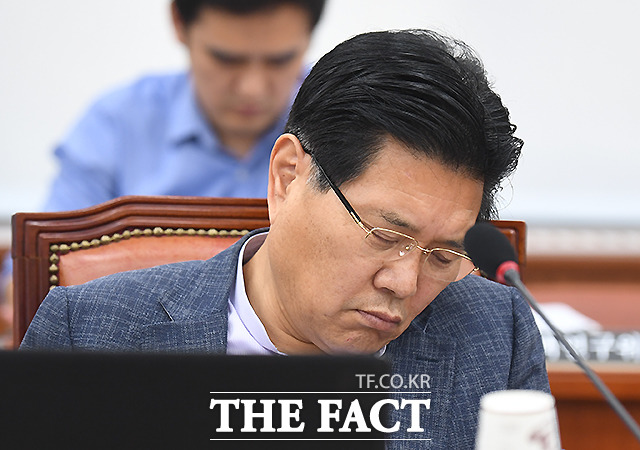 홍문종 우리공화당 공동대표가 4일 오후 서울 여의도 국회에서 열린 교육위원회의 국정감사에서 졸고 있다. /국회=이새롬 기자