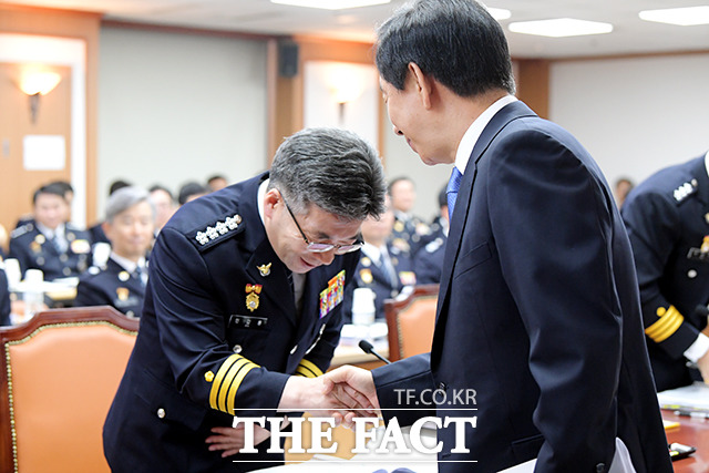 민갑룡 경찰청장(왼쪽)에게 악수 청하는 김 의원