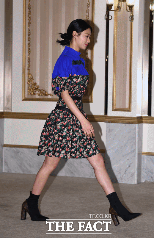 설현이 JTBC 나의 나라 제작발표회에 참석해 화려한 패션을 보여줬다. /이동률 기자