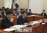 [TF현장] 국회 정무위, '조국 펀드' 놓고 기싸움… 與 '문제 아냐' vs 野 '범죄 단체'