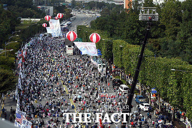 우리공화당이 5일 오후 서울 서초동 서울성모병원 일대에서 조국 법무부 장관을 규탄하는 148차 태극기 집회을 열고 있다. /이효균 기자