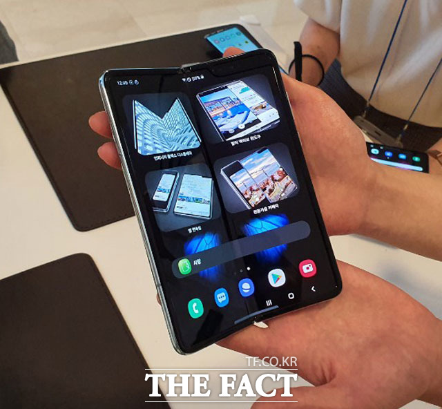 미국 IT 매체 씨넷은 삼성전자 폴더블폰 갤럭시폴드를 20만 번 접었다 펴는 내구성 실험을 진행했다. /이성락 기자