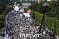 [TF포토] 박근혜 전 대통령 병원 앞에서 열린 태극기 집회