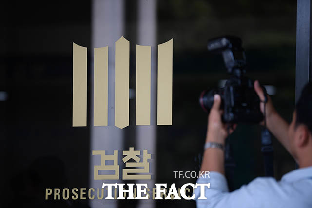 조국 법무부 장관의 부인 정경심 동양대학교 교수의 소환을 앞뒀던 지난달 25일 오전 서울 서초구 서울중앙지방검찰청에서 취재진들이 대기하고 있다. /김세정 기자