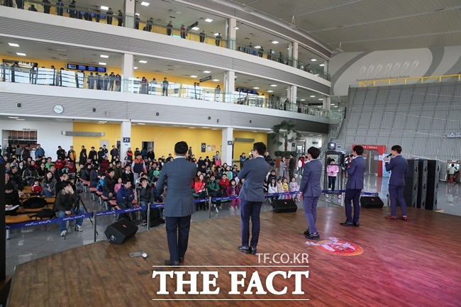 광명 스피돔에서 10월 한 달간 다채로운 문화행사가 개최될 예정이다. 사진은 스피돔 라운지 무대에서 열리는 공연을 즐기고 있는 관객들의 모습. /경륜경정총괄본부 제공