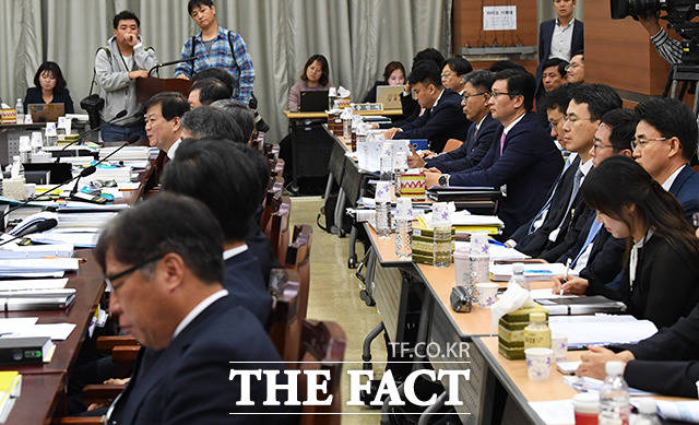 수많은 검찰 관계자들 중에 거의 대부분의 질의에 답변하는 배성범 서울중앙지검장(왼쪽)/배정한 기자
