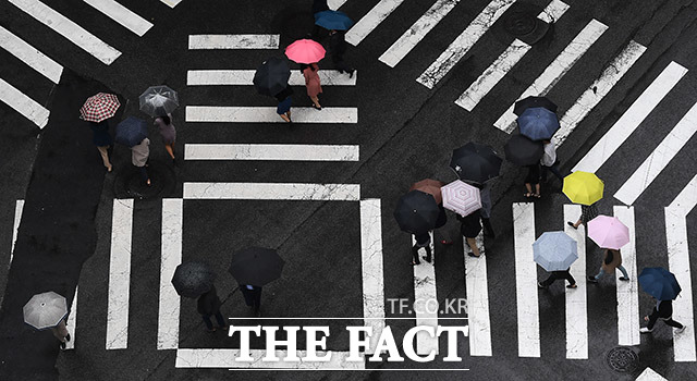 전국이 흐리고 대부분 지역에서 비가 내린 7일 오후 서울 시청역 인근의 시민들이 우산을 쓴 채 발걸음을 재촉하고 있다. /이동률 기자