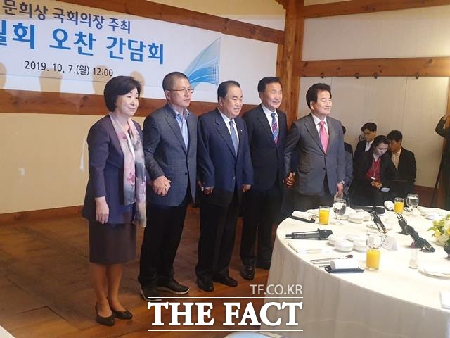 이해찬 더불어민주당을 제외한 여야 대표(정의당 심상정·자유한국당 황교안·바른미래당 손학규·민주평화당 정동영)가 문희상 국회의장(가운데)이 주재하는 초월회에 참석해 사진 촬영하고 있다. /국회=이원석 기자