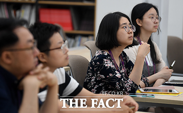 1인 크리에이터의 인기가 높아지며 유튜브와 동영상 제작 관련 도서의 수요 또한 크게 증가한 것으로 나타났다. 사진은 지난 7월 서울시가 동대문디자인플라자(DDP)에서 2019 서울상상산업포럼을 개최한 가운데, 포럼 참가자들이 1인 크리에이터 창업 관련 강의를 듣고 있는 모습. /이새롬 기자