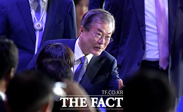 여론조사기관 리얼미터의 10월 1주차 주간집계 조사에서 문재인 대통령의 지지율이 44.4%로 취임 후 최저치를 기록했다. 문 대통령이 지난 4일 서울 송파구 잠실종합운동장 올림픽주경기장에서 열린 제100회 전국체육대회 개회식에 입장하고 있는 모습. /이덕인 기자