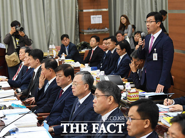 의원들의 질의에 답변하는 송경호 서울중앙지검 3차장(오른쪽)