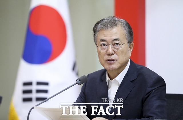 문재인 대통령은 7일 청와대에서 주재한 수석·보좌관 회의에서 정치적 사안에 대해 국민의 의견이 나뉘는 것은 있을 수 있는 일이며 이를 국론 분열이라고 생각하지 않는다고 말했다. /청와대 제공