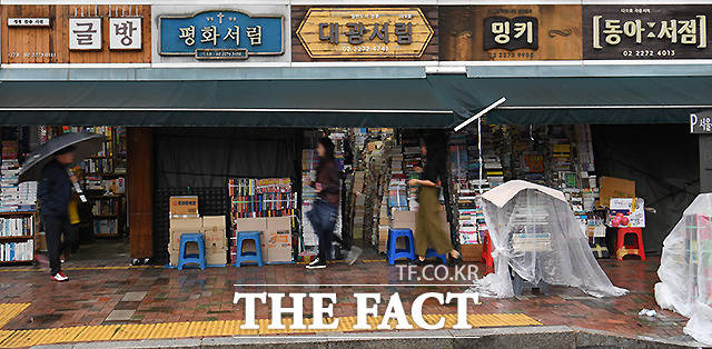 청계천 헌책방 거리 일대 점포들은 2014년부터 한글 캠페인의 일환으로 한글 간판을 달고 가게를 운영하고 있다.