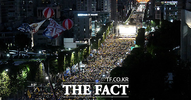 문 대통령은 7일 수보회의에서 조국 법무부 장관을 둘러싼 집회 참석을 통한 직접 정치적 의사표현을 해준 국민에 감사의 인사를 전했다. 5일 오후 서울 서초역 사거리에서 검찰 개혁을 촉구하고 조 장관을 지지하는 시민들이 촛불을 들고 있는 모습. /이효균 기자