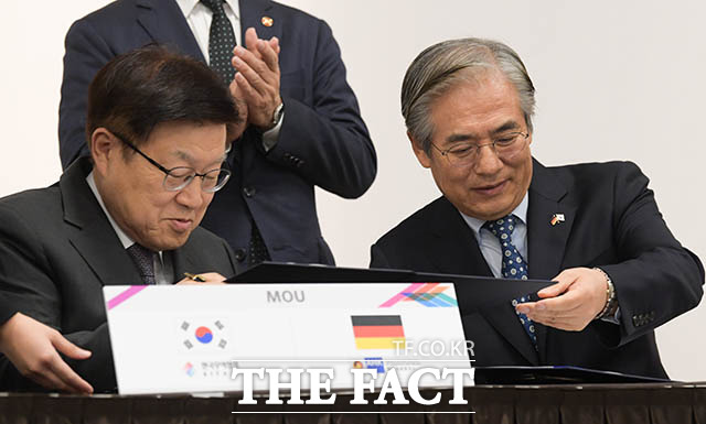 김효준 BMW코리아 회장 겸 한독상공회의소 회장(오른쪽)과 함께 업무협약서에 서명하는 김영주 회장