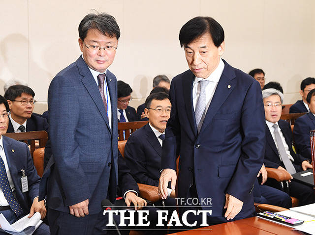 착석하는 이주열 한국은행 총재와 윤면식 한국은행 부총재(왼쪽)