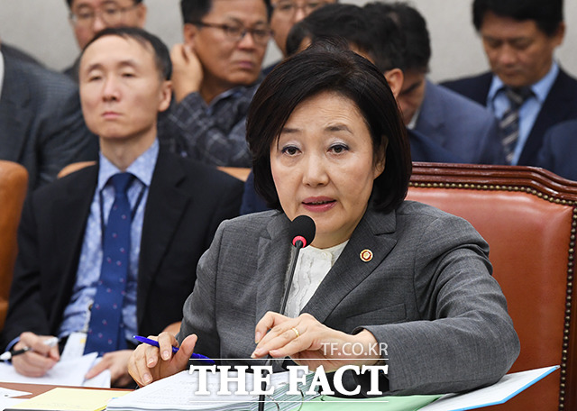 답변하는 박영선 중소벤처기업부 장관