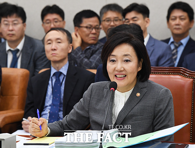 국회 산업통상자원중소벤처기업위원회의 중소벤처기업부에 대한 국정감사가 8일 오전 서울 여의도 국회에서 진행된 가운데 박영선 중소벤처기업부 장관이 환한 미소를 짓고 있다. / 국회=배정한 기자