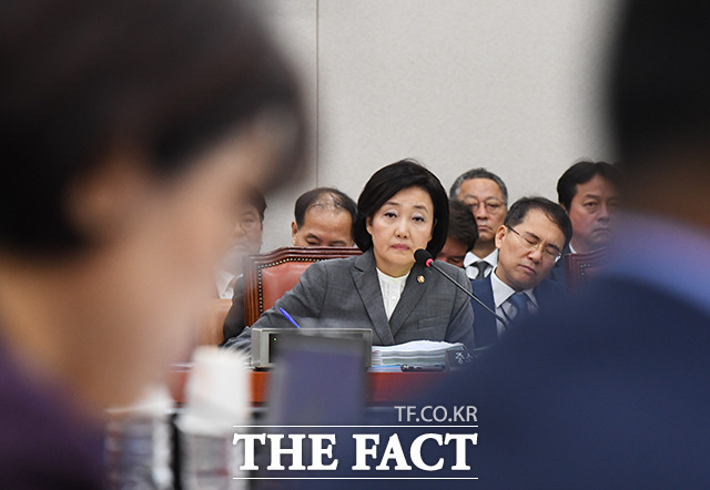 의원들의 질의듣는 박영선 중소벤처기업부 장관