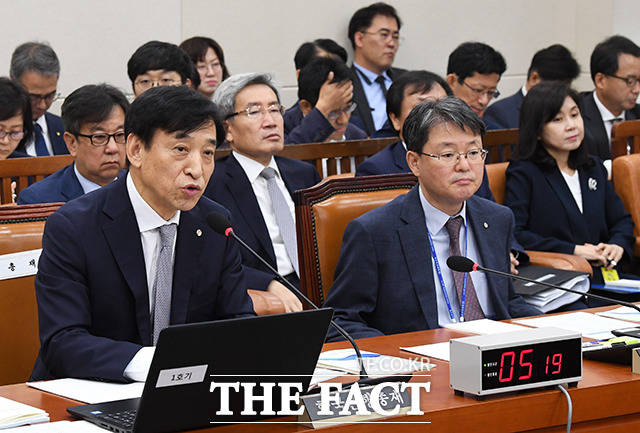 답변하는 이주열 한국은행 총재