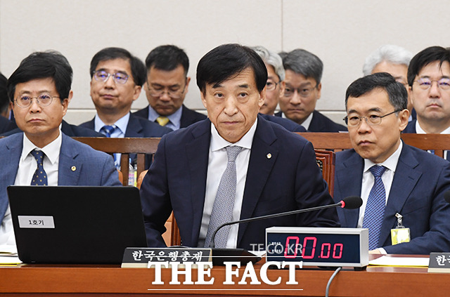 의원들의 질의를 듣는 이주열 한국은행 총재