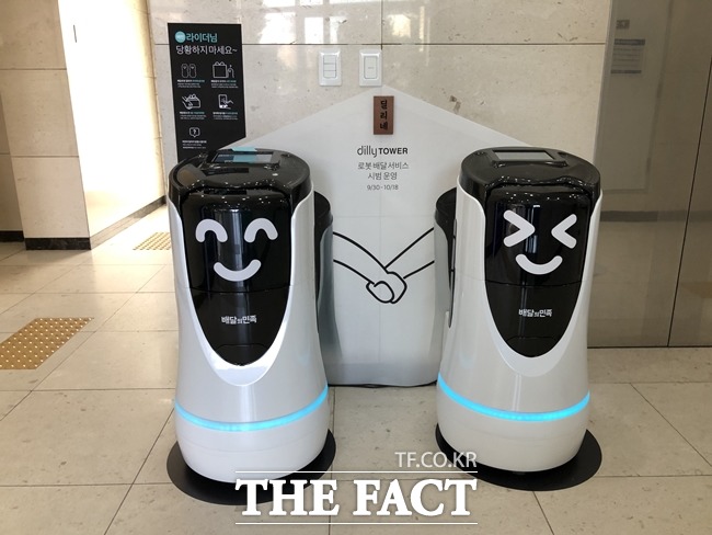 배달의민족을 운영하는 우아한형제들이 라스트 마일 딜리버리 시장을 선점하기 위해 배달 로봇 딜리타워를 개발하고 시범운영을 시작했다. 서비스 결과 배달 시간이 약 12분 정도 단축된 것으로 나타났다. 사진은 우아한형제들 본사 1층 로비에 있는 딜리타워의 모습. /신지훈 기자