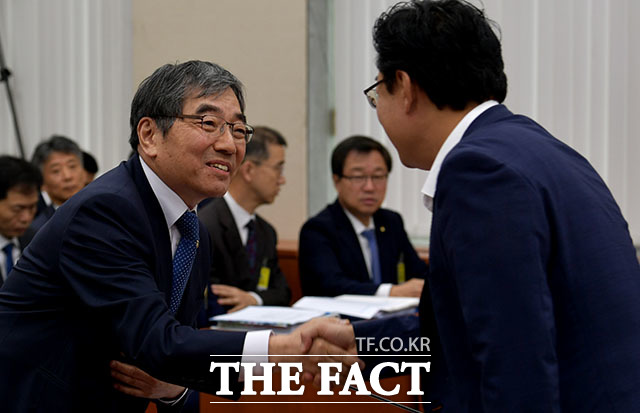 밝게 인사하는 윤석헌 금감원장(왼쪽)과 김성원 자유한국당 의원.