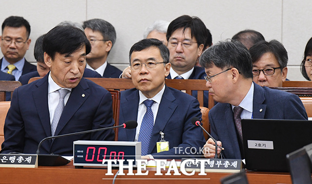 대화 나누는 이주열 한국은행 총재(왼쪽)와 윤면식 부총재(오른쪽)