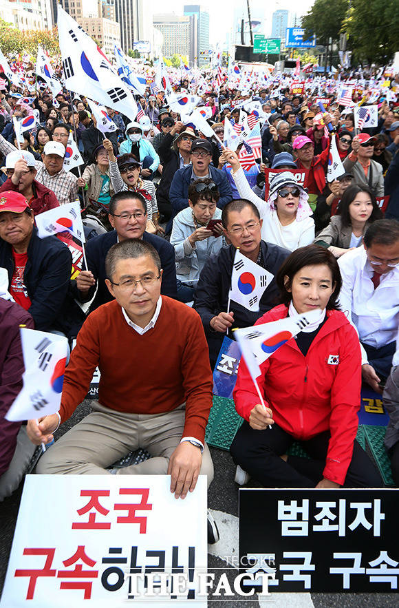 광화문 집회에 참석한 자유한국당 황교안 대표와 나경원 원내대표가 태극기를 흔들고 있다. /임영무 기자