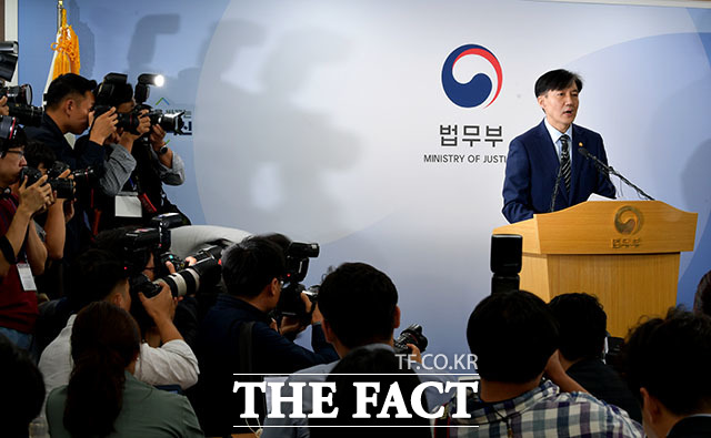 조국 법무부 장관이 지난 8일 오후 경기 정부과천종합청사에서 검찰개혁안을 직접 발표하고 있다.
 /이덕인 기자