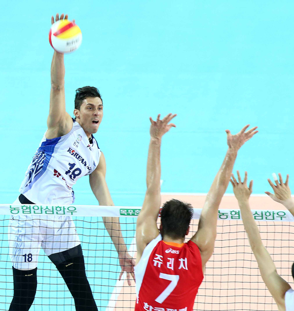 케이토토가 12일(토) 오후 2시에 천안유관순체육관에서 열리는 2019-20시즌 V리그 개막전 현대캐피탈-대한항공전을 대상으로 하는 배구토토 매치 45회차를 발매한다./ 대한항공 제공