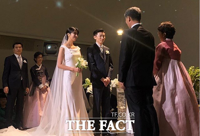 모델 남보라(34)가 프로듀서 프라이머리(36·본명 최동훈)와 동료 스타들의 축하 속에 결혼식을 올렸다. /배정남 인스타그램 갈무리