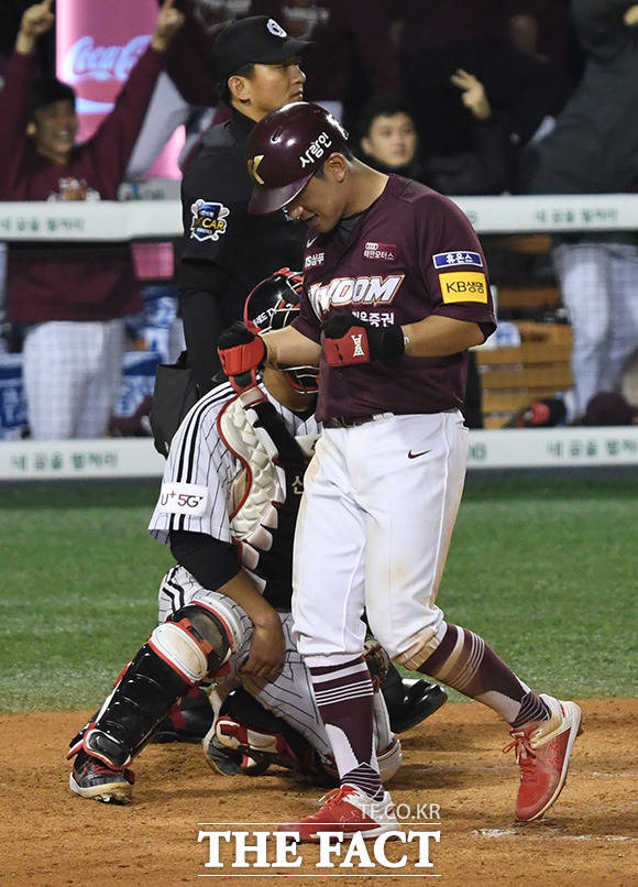 7회초 키움 샌즈의 안타에 역전 주자 서건창이 홈을 밟고 있다.