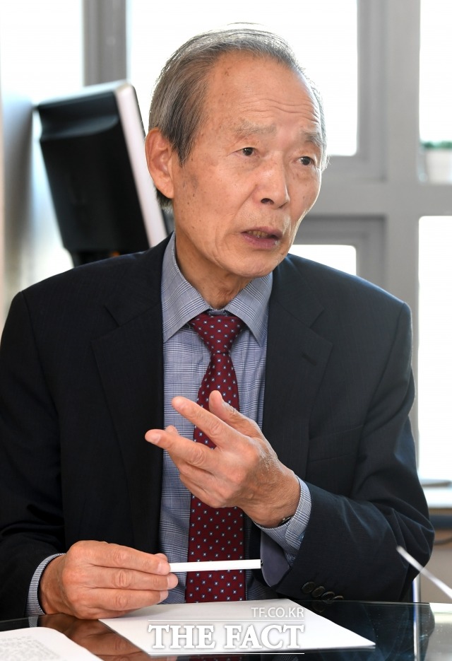 장 원장은 특히 촛불집회에 100만 대중이 나와서 조국 수호를 외치는데 조국을 사퇴시키면 곤란하다. 그런데 사퇴를 안 시키면 더 망하게 돼 있다라고 우려했다.